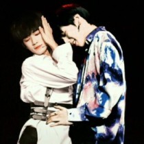 美女衣服一件不剩